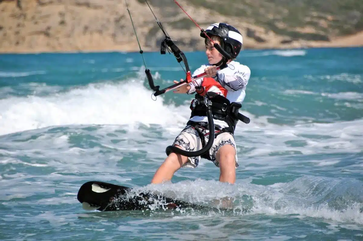 À partir de quel âge peut-on pratiquer le kitesurf ?