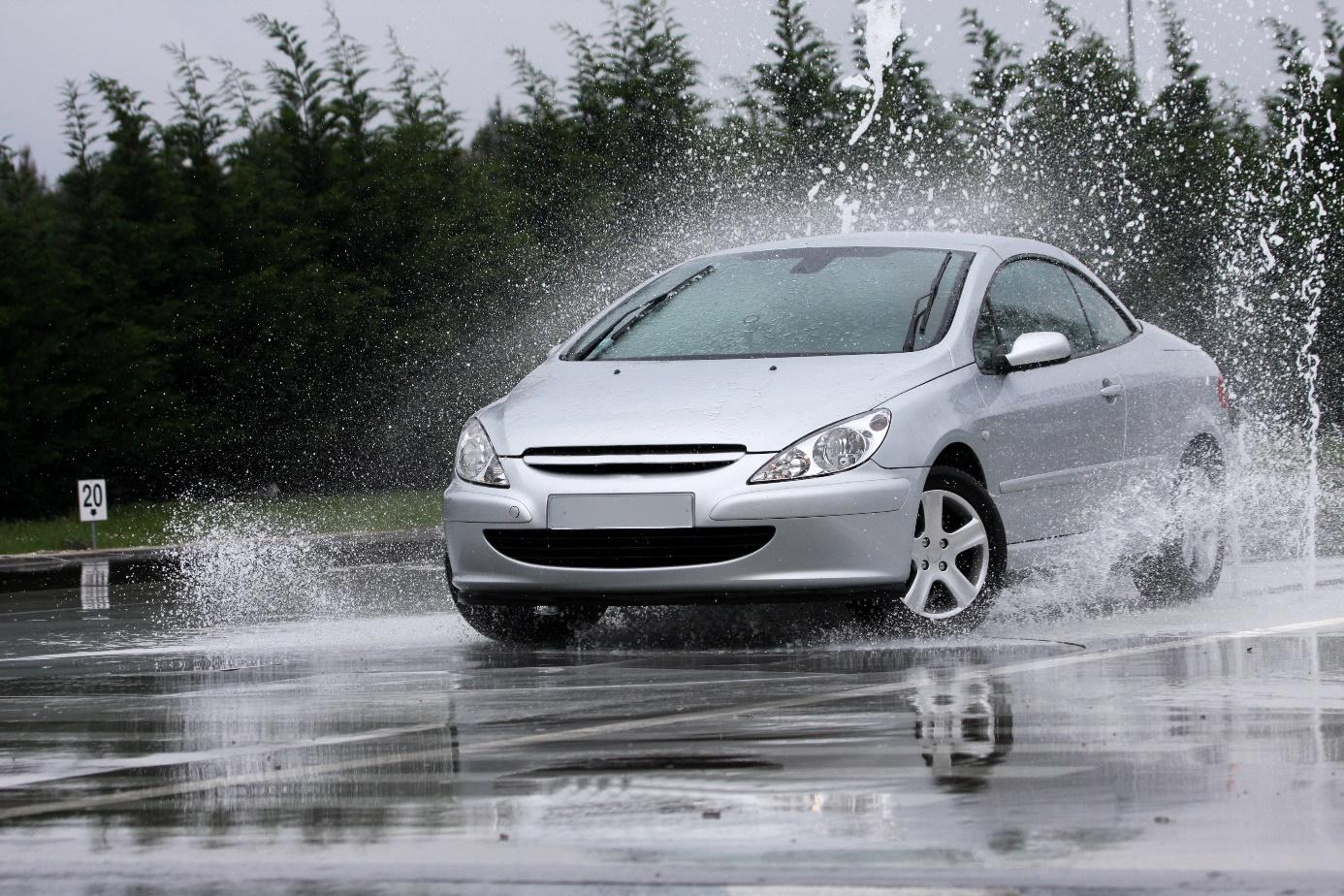 Stage de pilotage par jour de pluie : est-ce possible ?