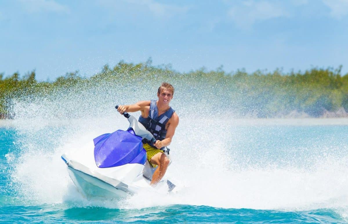 Quelle tenue pour faire du jet-ski ?