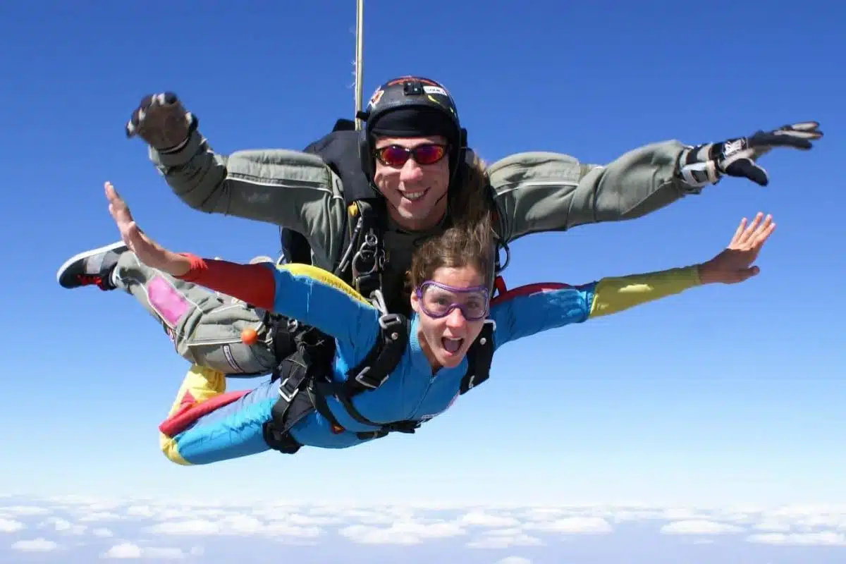 Saut en parachute, l’expérience incroyable de la vitesse en chute libre !