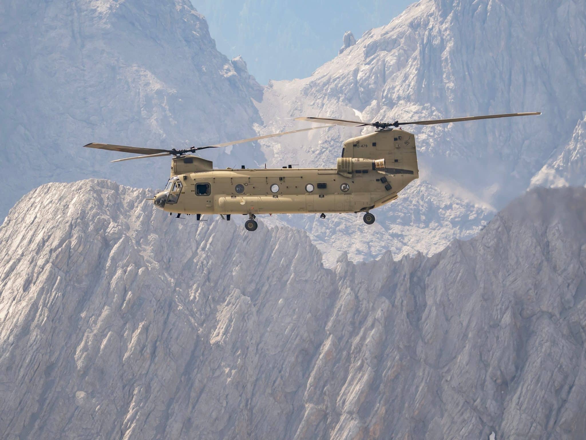 Un hélicoptère Boeing CH-47 Chinook en plein vol