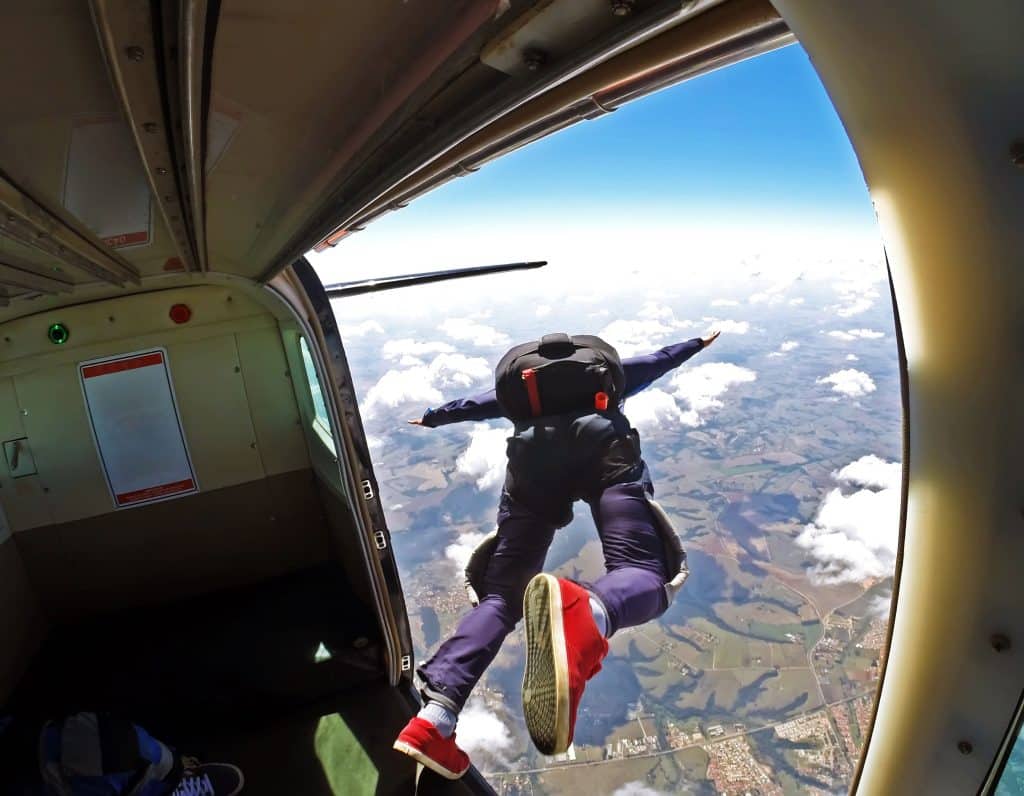 Saut en parachute depuis un avion
