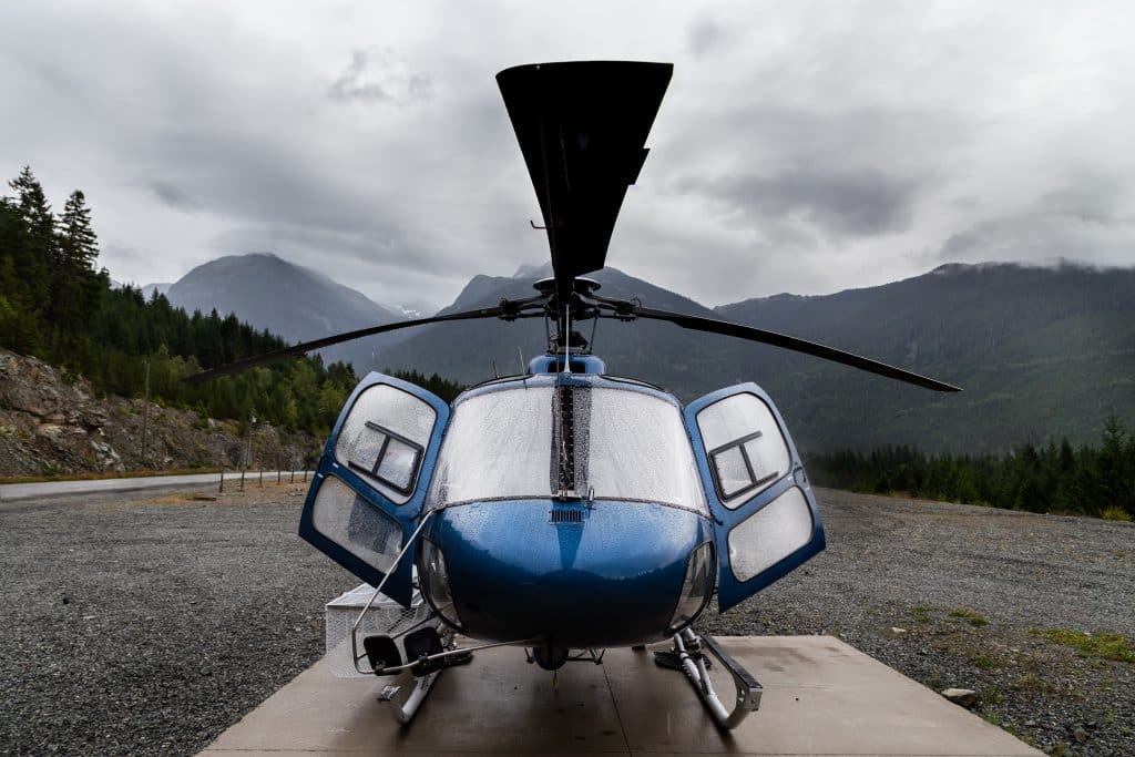 Un hélicoptère h125 stationné au sol