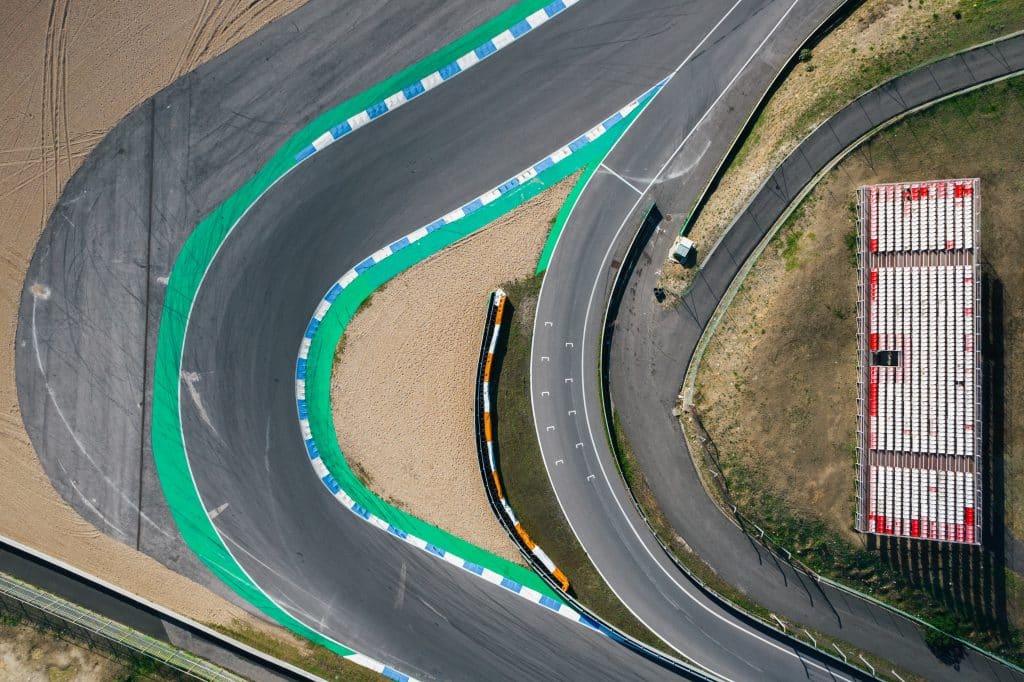 Vue aérienne d'un circuit automobile