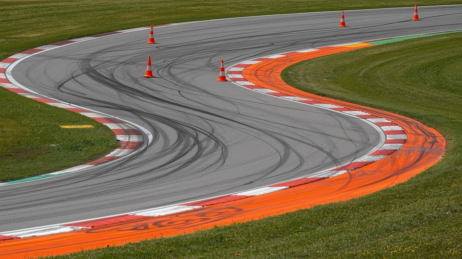 Pourquoi y a-t-il des cônes oranges sur la piste lors d&rsquo;un stage de pilotage ?