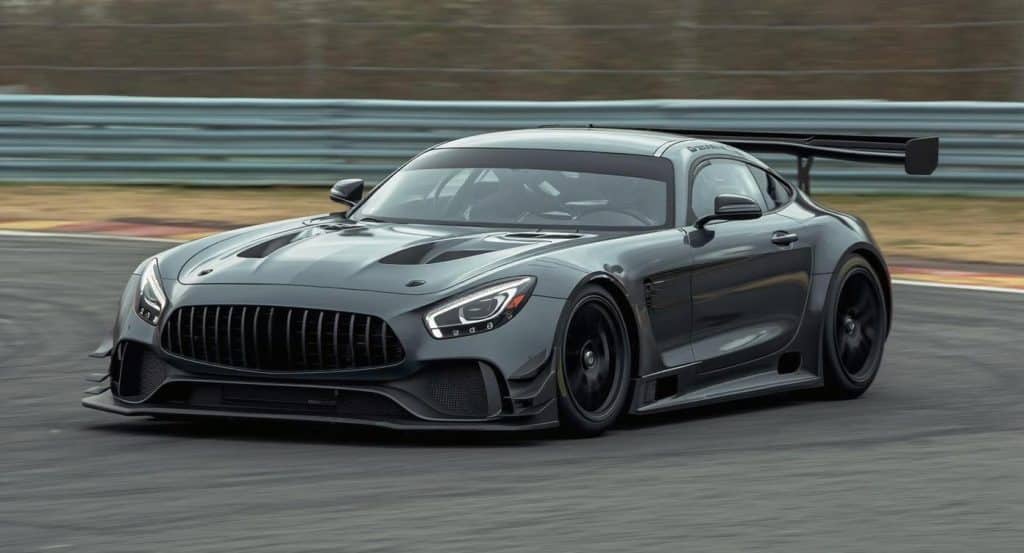 Un voiture de sport GT en pleine course