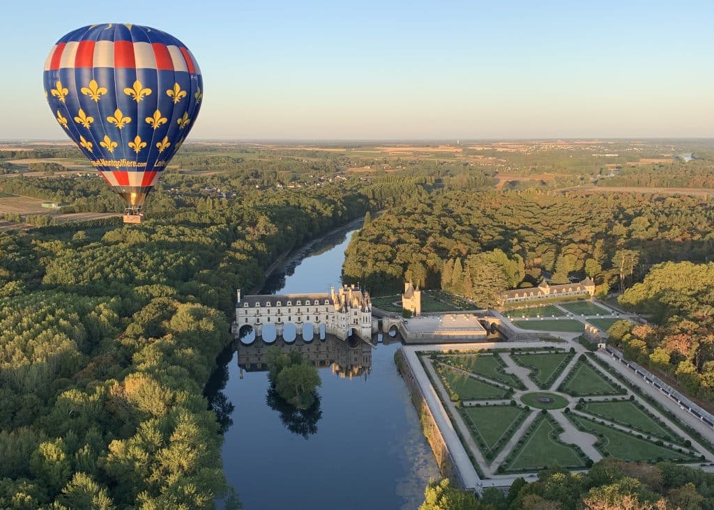 Un survol des châteaux de la Loire en montgolfière