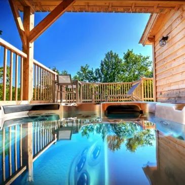 Une Cabane dans les arbres avec jacuzzi