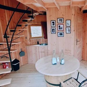 Une Cabane dans les bois façon tonneau de vin près de Lyon