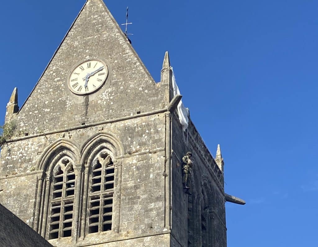 Le mannequin du parachutiste américain John Steele, à Sainte-Mère-Église