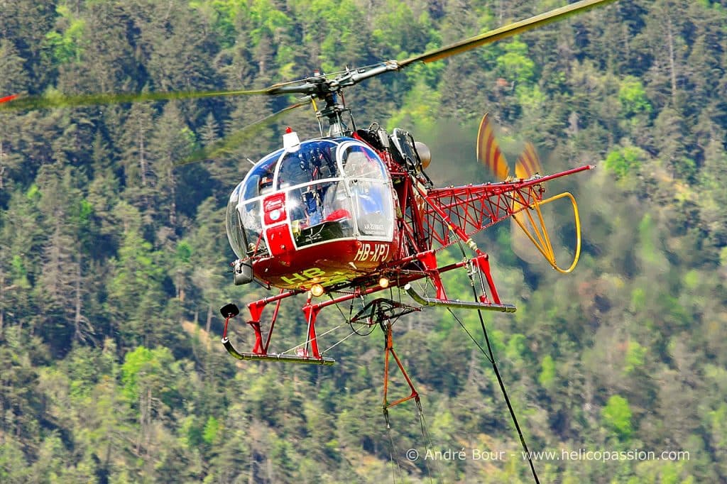 Un hélicoptère Alouette II en pleine manœuvre. 