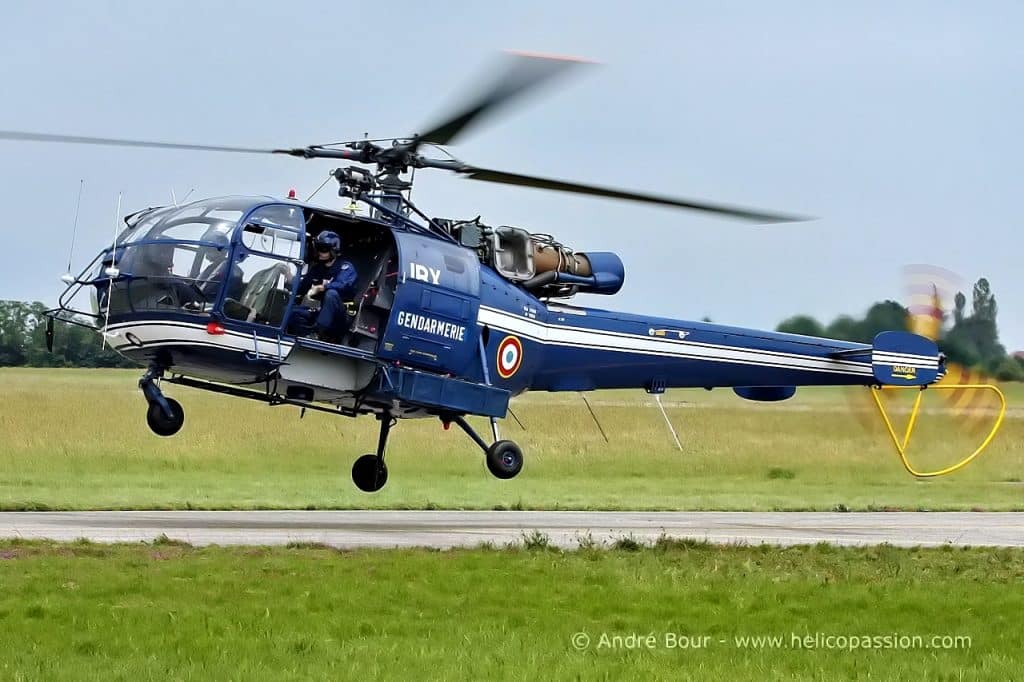 Un hélicoptère Alouette III en pleine manœuvre.