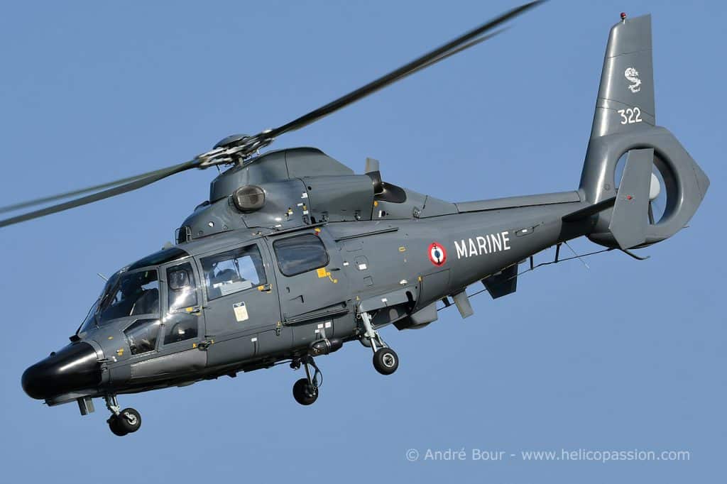 Un hélicoptère Dauphin en pleine manœuvre.
