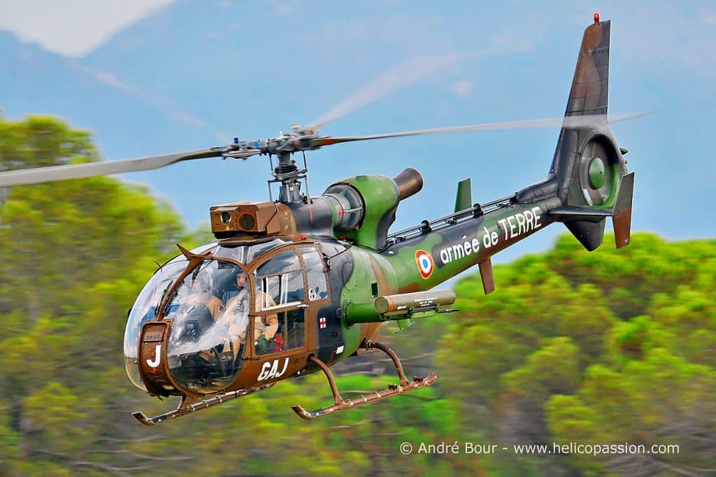 Un hélicoptère Gazelle en pleine manœuvre.
