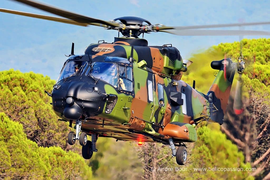 Un hélicoptère NH90 "Caiman" en pleine manœuvre. 