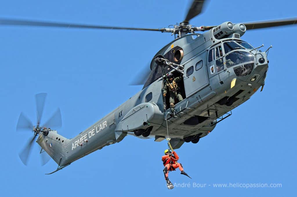 Un hélicoptère Puma en pleine manœuvre. 