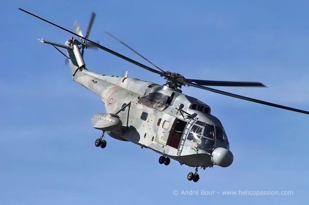Un hélicoptère Super Frelon en pleine manœuvre. 