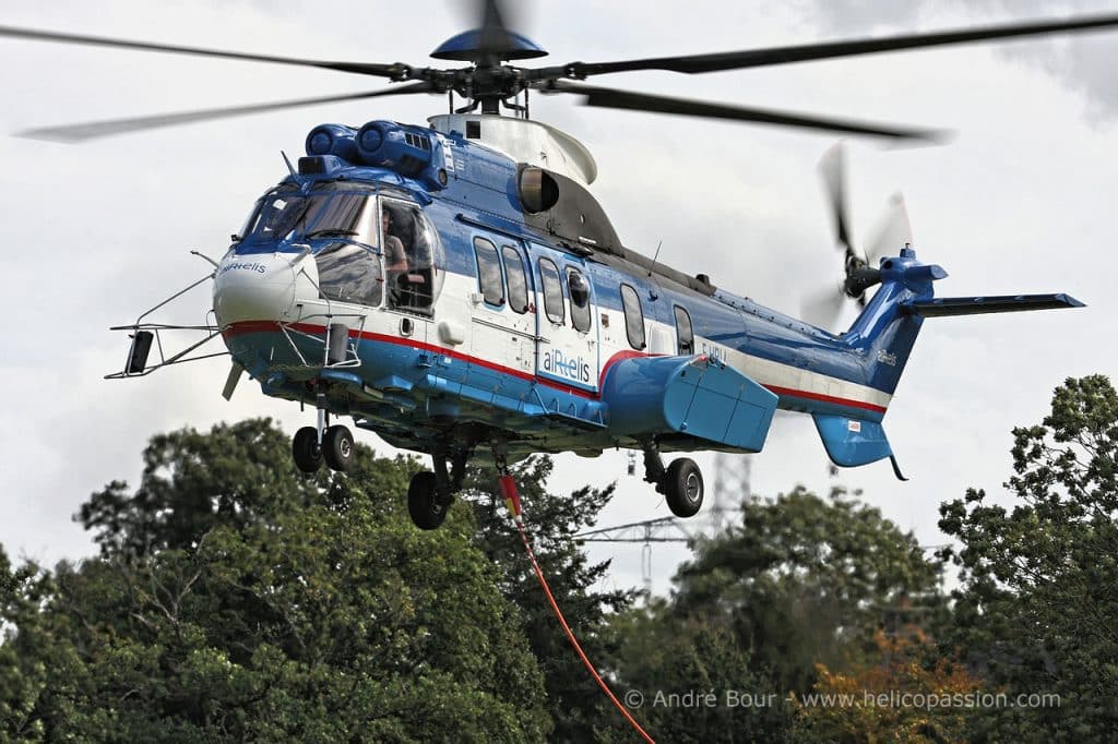 Un hélicoptère Super Puma en pleine manœuvre.