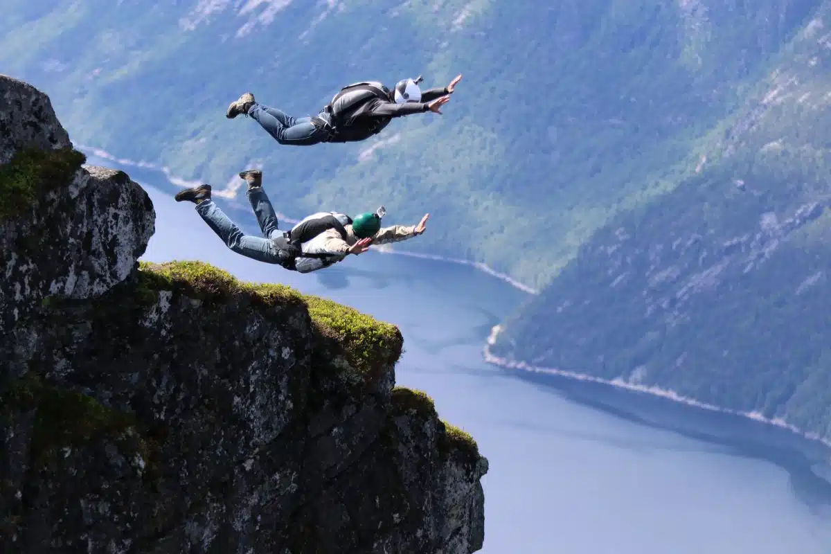Base jump : tout savoir sur la discipline extrême du saut depuis une falaise
