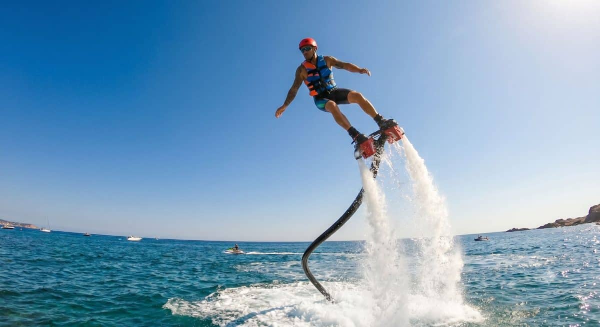 Flyboard vs jetpack aquatique : quelle différence ?