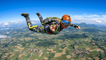 Chute libre indoor vs saut en parachute : quelles différences ?