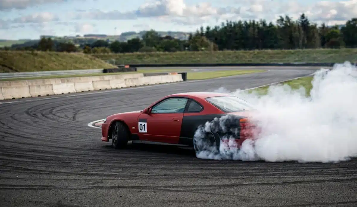 Maîtriser la glisse en voiture : stage rallye et drift expliqués
