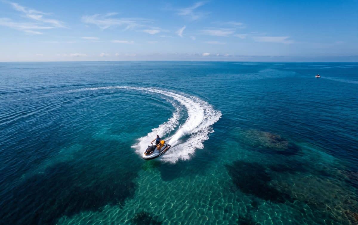 Jet-ski vs kitesurf : quelle activité choisir ?