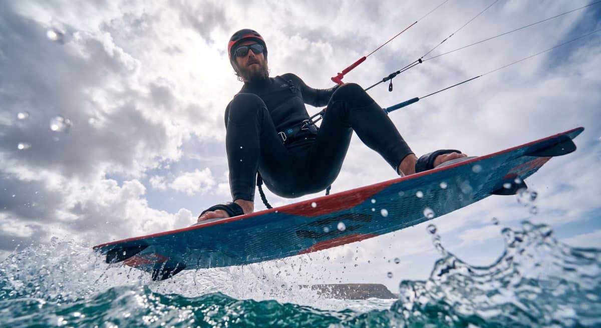 Kitesurf vs windsurf : quelles différences pour choisir ?