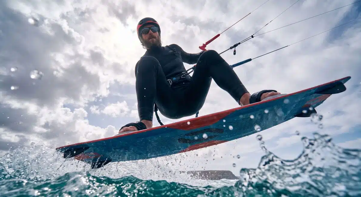 Kitesurf vs windsurf : quelles différences pour choisir ?