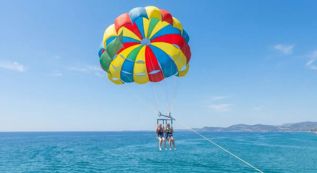 Parachute ascensionnel ou flyboard : quelle activité choisir ?