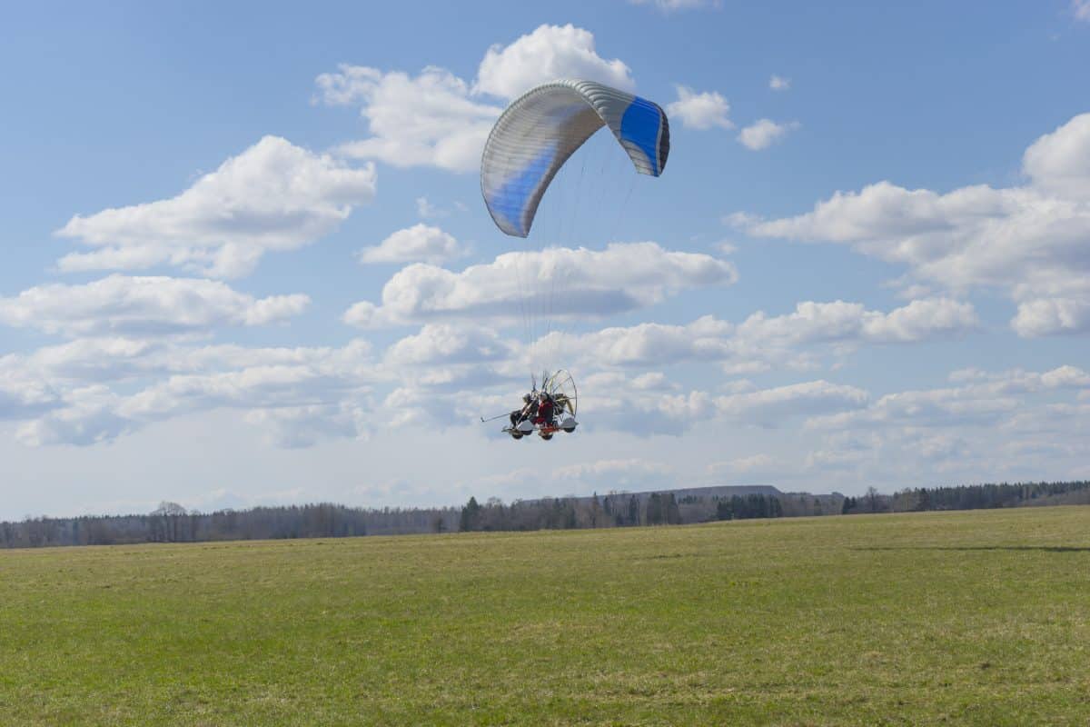 Parapente ou paramoteur : lequel choisir pour son premier vol libre ?