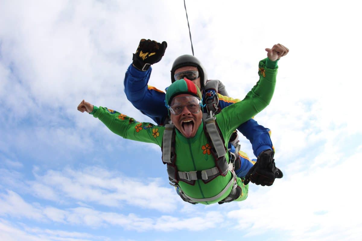 Saut en parachute pour son anniversaire : se dépasser à tout âge