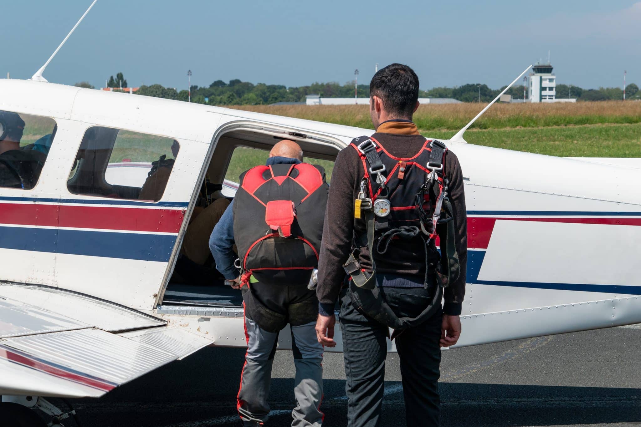 Saut en parachute pour un EVG : l&rsquo;activité ultime avant le grand jour