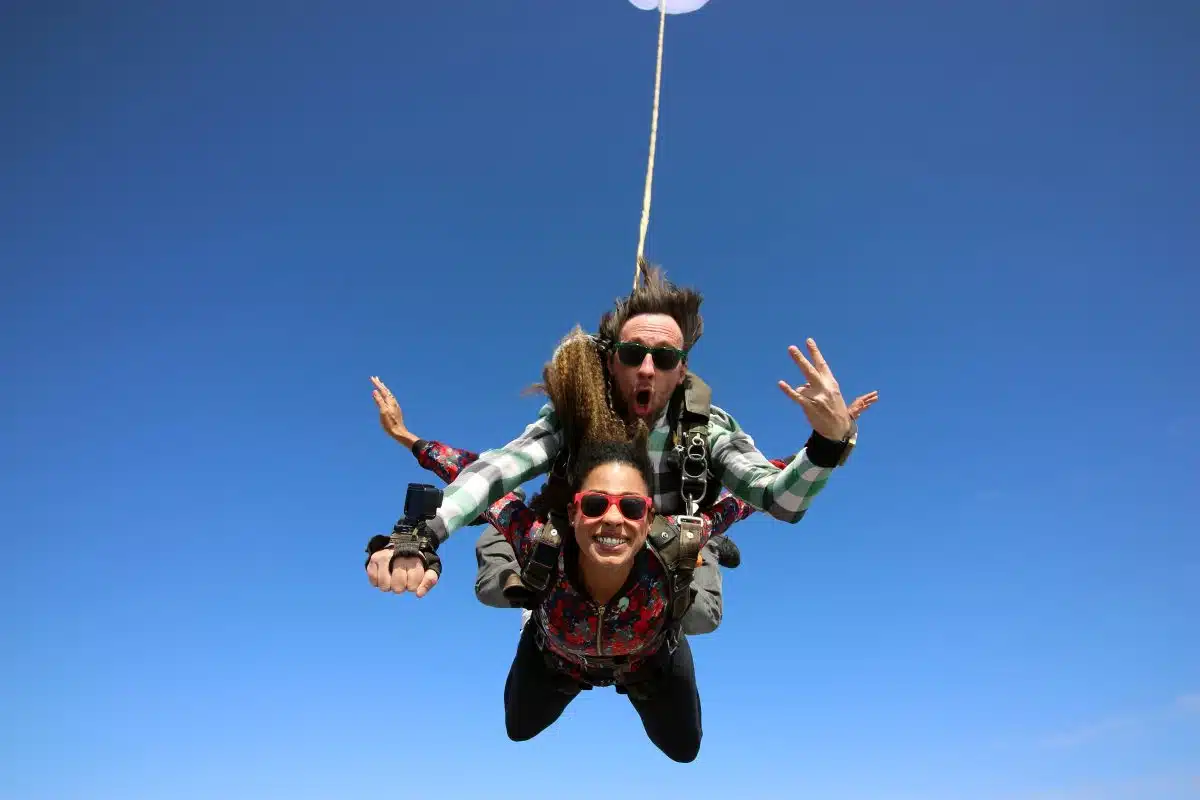 Saut en parachute en couple : une idée romantique et inoubliable