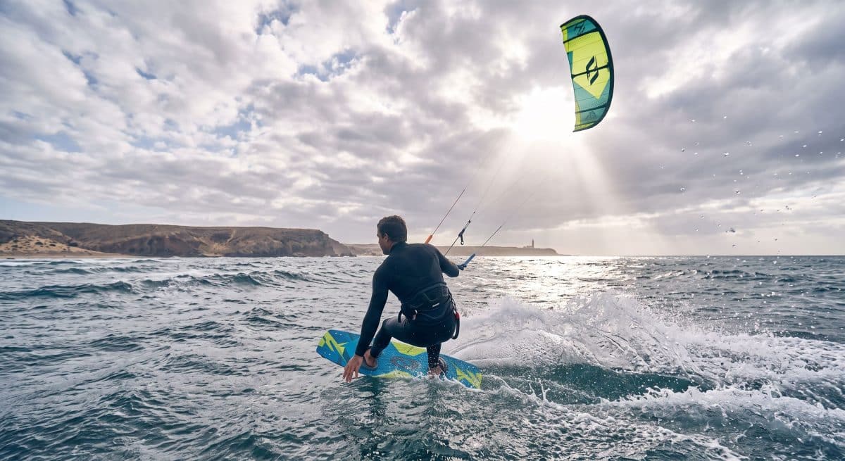 Sécurité en kitesurf : règles et équipements essentiels