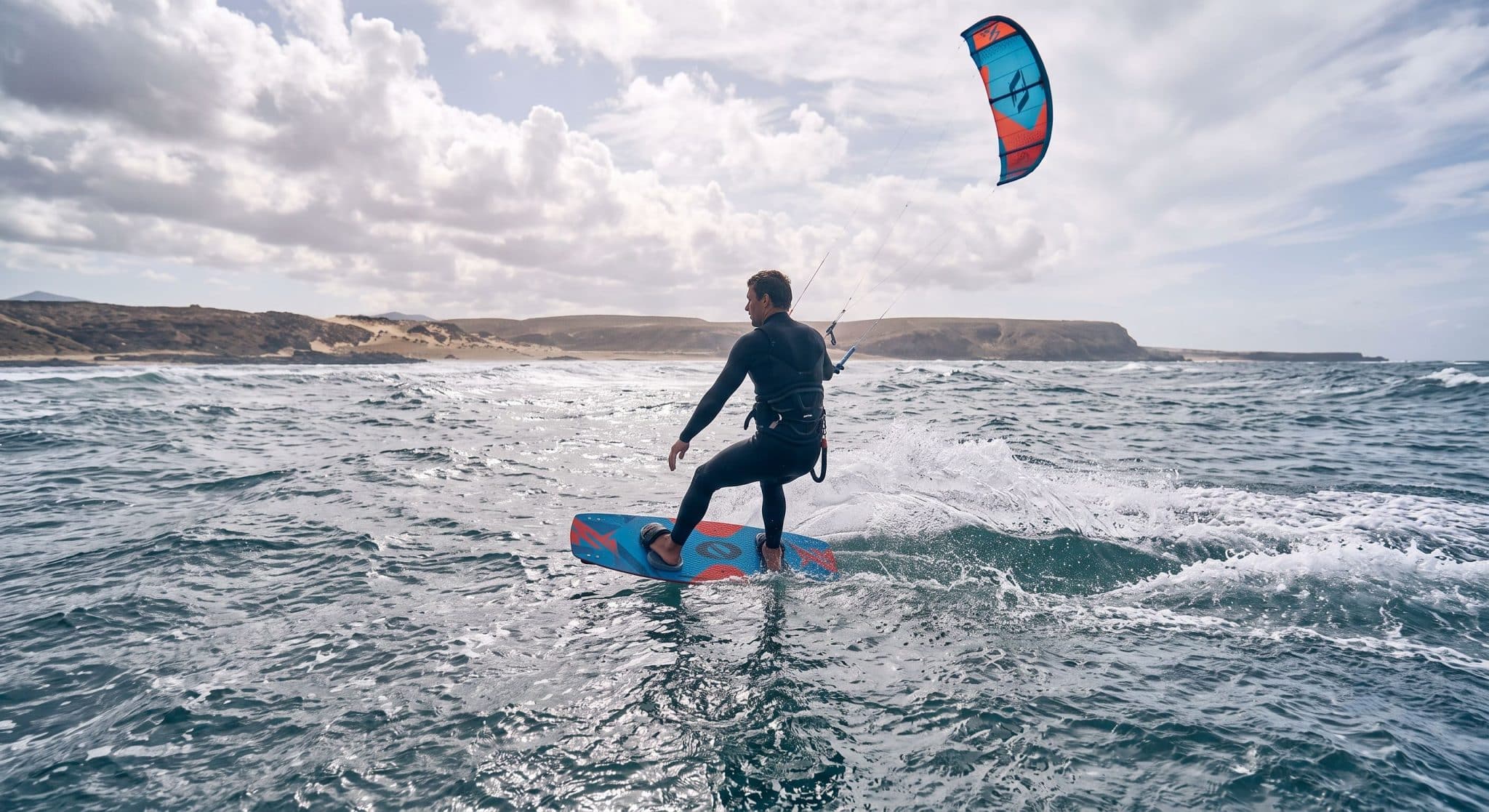 Quel matériel kitesurf choisir pour débuter ?