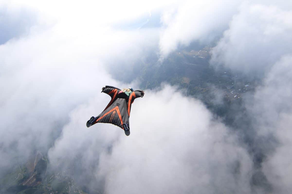 Wingsuit : tout savoir sur le vol en combinaison ailée