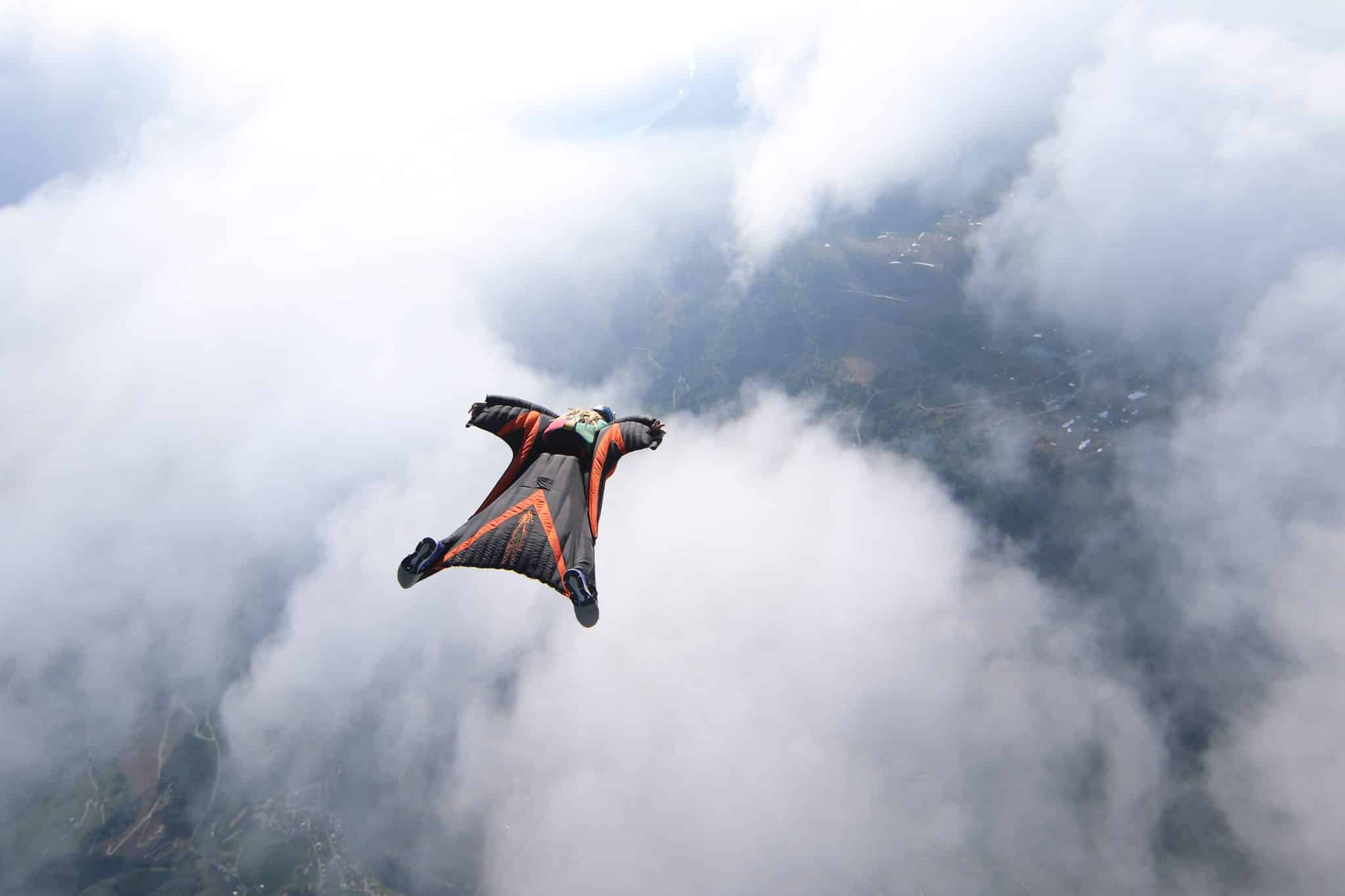 Wingsuit : tout savoir sur le vol en combinaison ailée