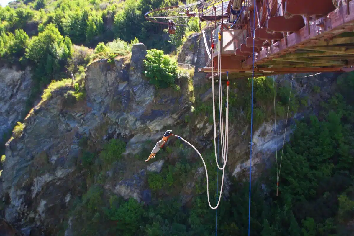 Saut à l&rsquo;élastique vs saut en parachute : lequel choisir ?