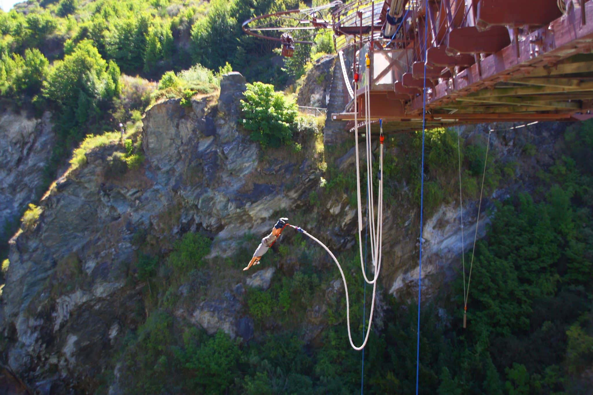 Saut à l&rsquo;élastique vs saut en parachute : lequel choisir ?
