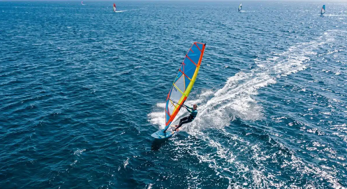 Voile légère vs croisière : quelle pratique choisir ?