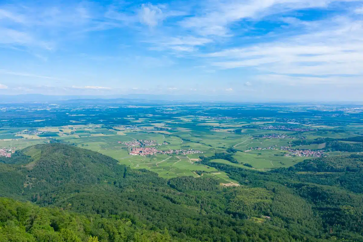 L&rsquo;Alsace vue depuis une nacelle : vignes, villages et crêtes vosgiennes