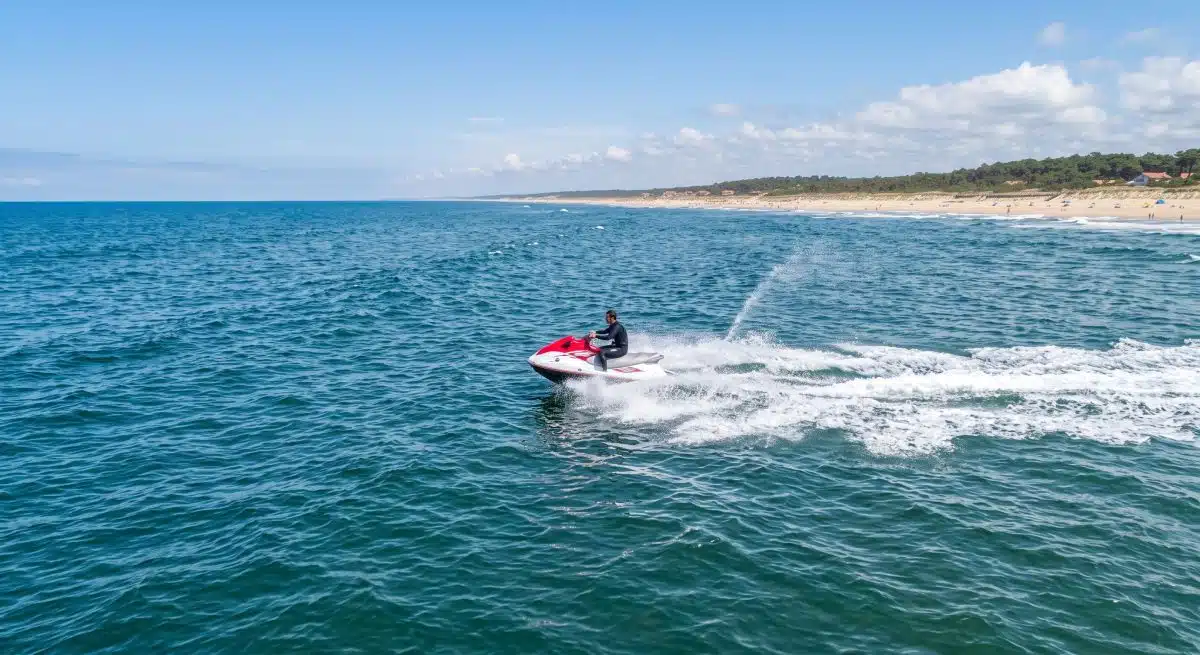 L&rsquo;Atlantique depuis un jet-ski : houle et falaises basques